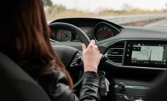 femme qui conduit sa voiture pour travailler