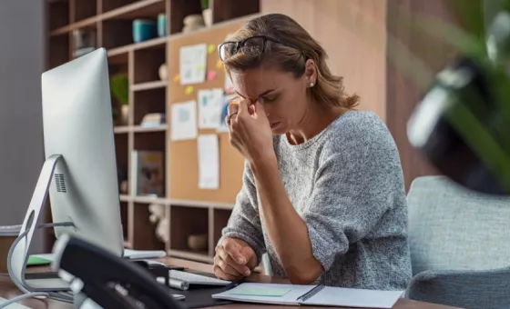 femme fatiguée par le travail