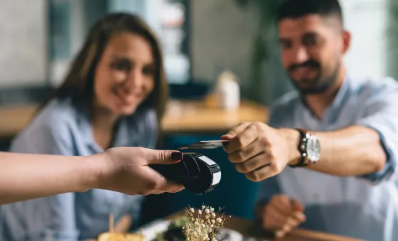 homme payant au restaurant