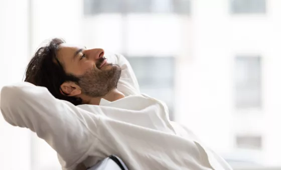 homme qui se détend au bureau