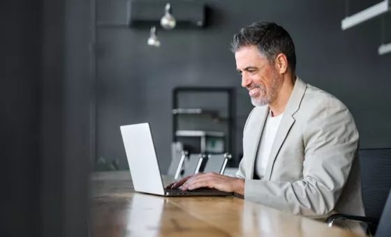 un homme qui travaille sur son ordinateur