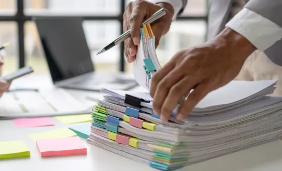 pile de dossiers sur bureau