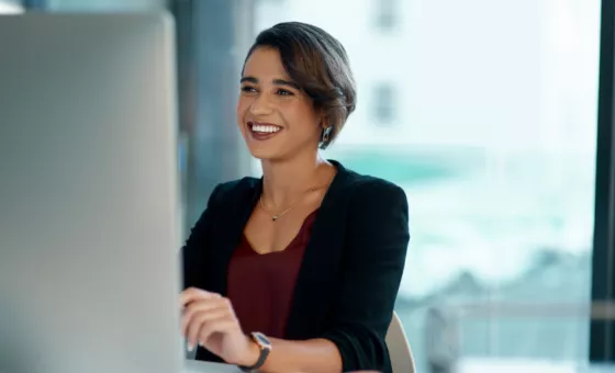 femme en train de se former derrière un ordinateur