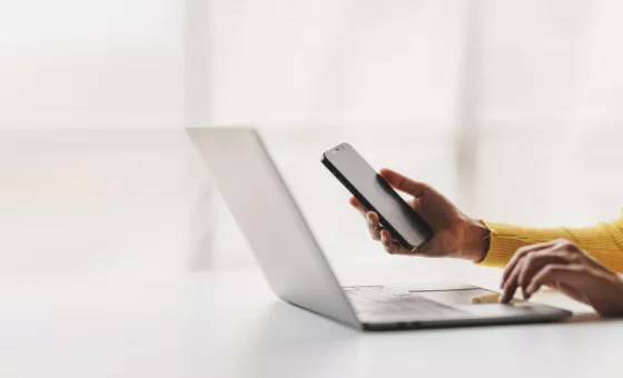 femme devant ordinateur et téléphone