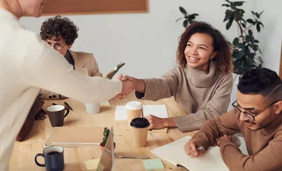 Réunion de travail avec des collaborateurs heureux 