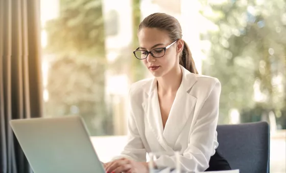 Jeune professionnelle qui utilise son ordinateur 