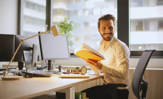 Homme et son bureau aménagé 