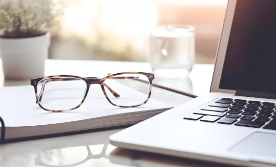 lunettes et ordinateur