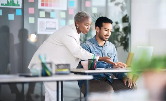 Deux collaborateurs devant l'ordinateur 