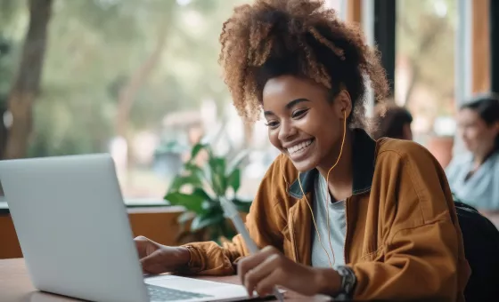 jeune femme qui suit une formation en ligne 