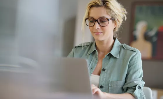 femme derrière son ordinateur