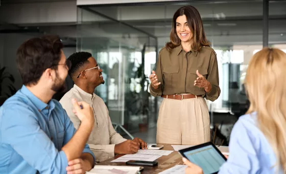 femme manager avec son équipe