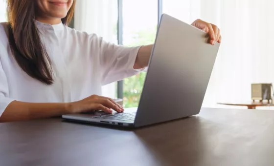 Une femme qui ferme son ordinateur