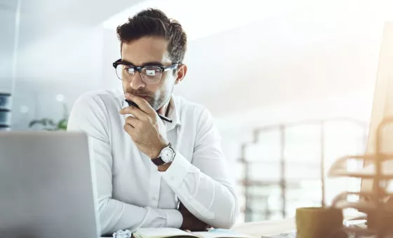 Un homme regardant un ordinateur pendant son travail