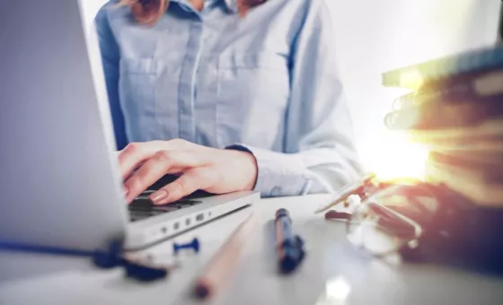 Une femme utilisant un ordinateur