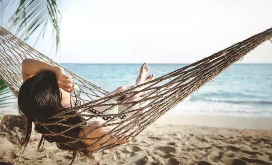 Femme dans un hamac en vacances à la plage