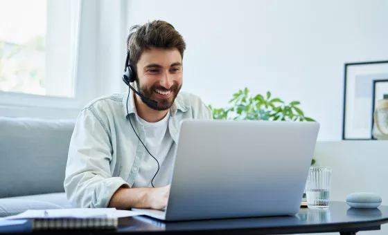 Homme faisant du télétravail