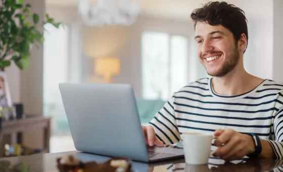 Homme en télétravail qui regarde son ordinateur