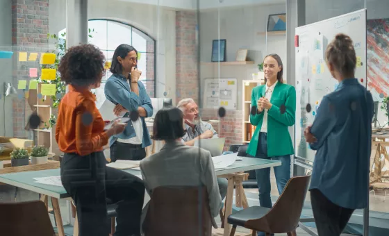 Equipe qui discute des valeurs de l'entreprise avec leur manager