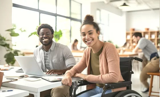 une collaboratrice handicapé avec un de ses collègues