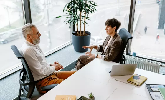 homme et femme qui discute