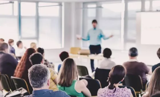 Instructeur donnant une formation à des collaborateurs