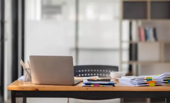 Bureau vide, collaborateur absent