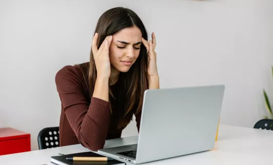 Une femme se prenant la tête