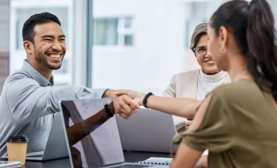 Un homme accueillant une nouvelle recrue dans son entreprise