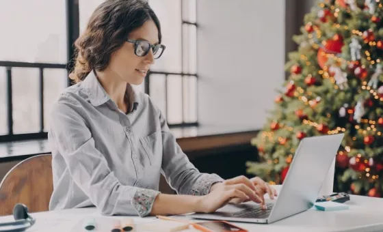 Une femme tapant sur le clavier de son ordinateur