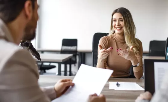 Une femme contente d'avoir un entretien d'embauche