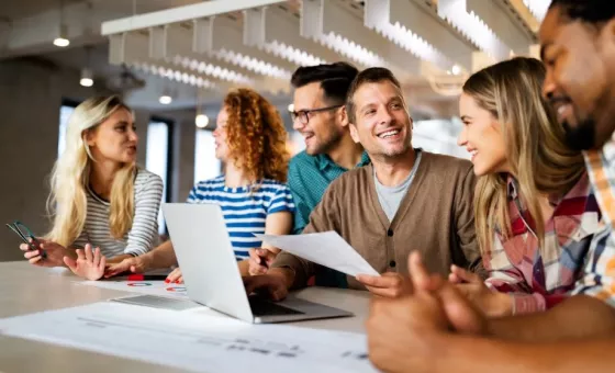 Personnes qui travaillent en équipe, en mode projet