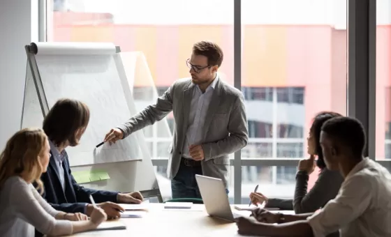 Un tuteur donnant une formation