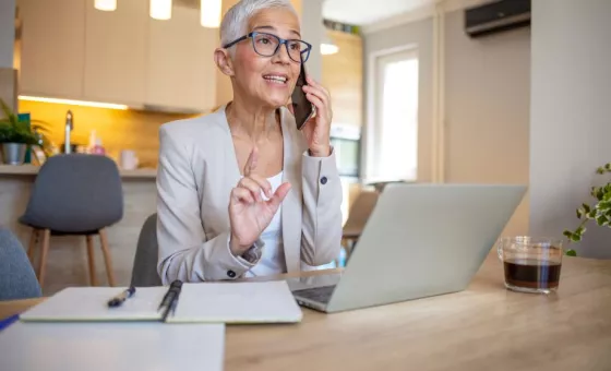 Femme au téléphone