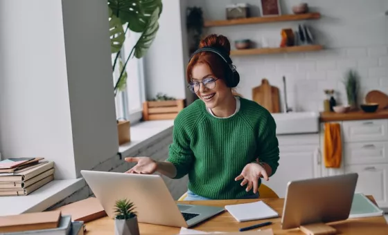 Une femme en train de faire du télétravail chez elle