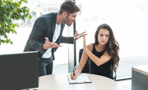 Une personne violente au travail