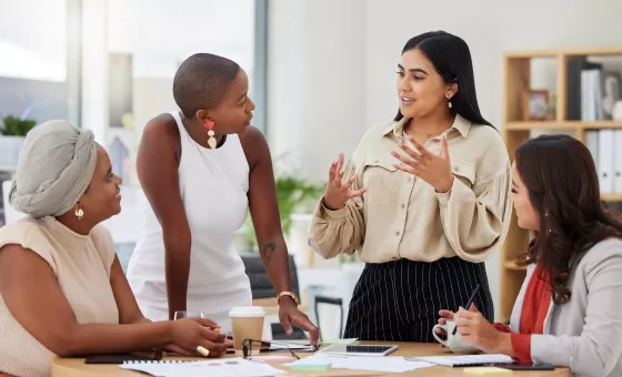 Nouveau manager en poste, en train de discuter avec son équipe