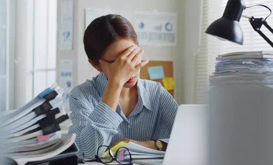 femme qui ressent le syndrome de l'imposteur au travail