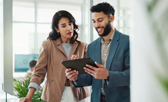 collègues devant une tablette