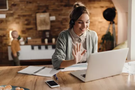 femme en télétravail sur l'ordinateur