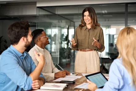 femme manager avec son équipe