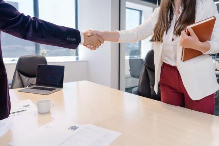 Candidate convoquée saluant le recruteur