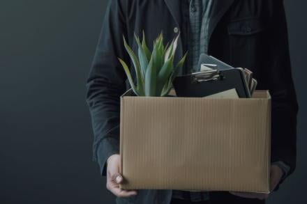 Employé licencié avec ses affaires dans un carton