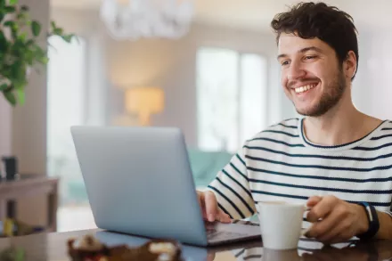 Homme en télétravail qui regarde son ordinateur