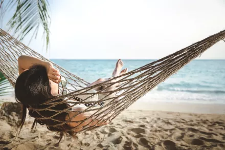 Femme dans un hamac en vacances à la plage