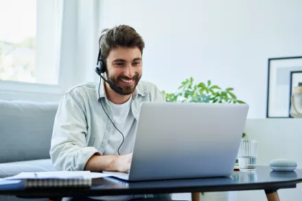 Homme faisant du télétravail