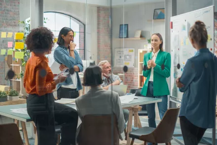 Equipe qui discute des valeurs de l'entreprise avec leur manager