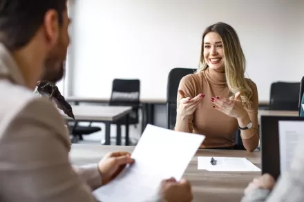 Une femme contente d'avoir un entretien d'embauche