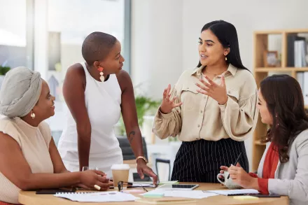 Nouveau manager en poste, en train de discuter avec son équipe