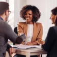 un homme et deux femmes lors d'un entretien 